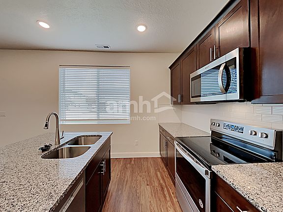 3rd image of 331 N Gibbons Ln