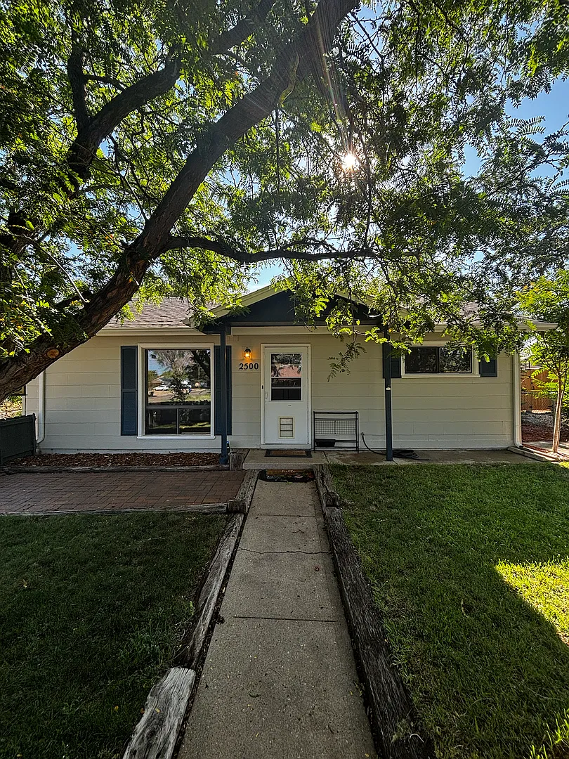 Beautiful 2-bed, 1 bath Home — Photo 1