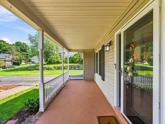 5th image of 18 Lauren Ct