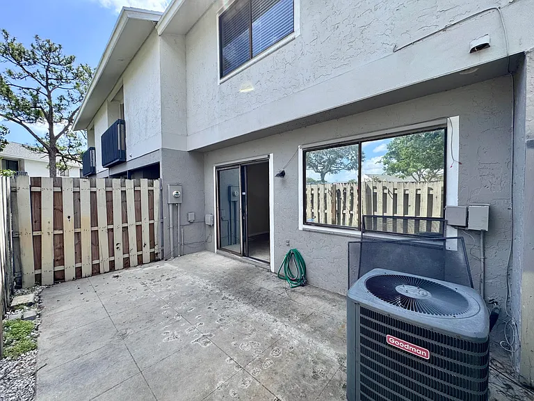 704 Riverside Dr — Photo 23