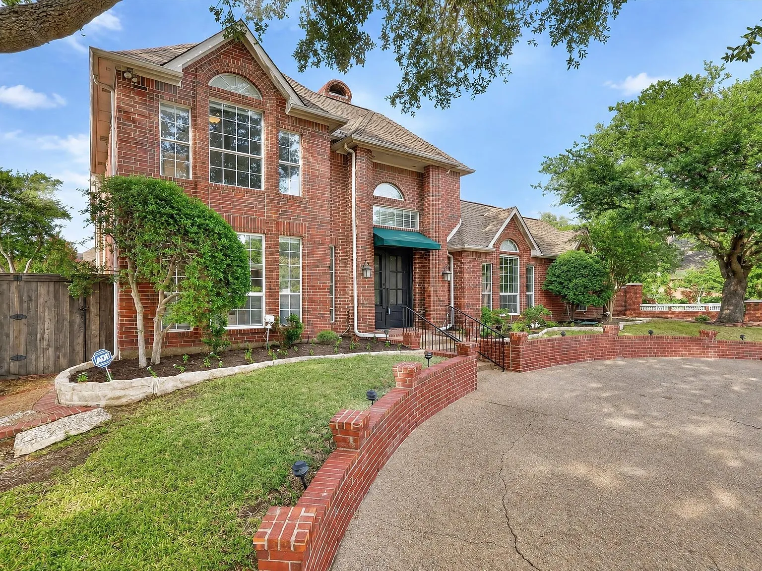 5 bed, 4012 sqft, $4,500 — Photo 2
