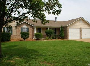 733 Hermitage Dr, Fenton, MO 63026
