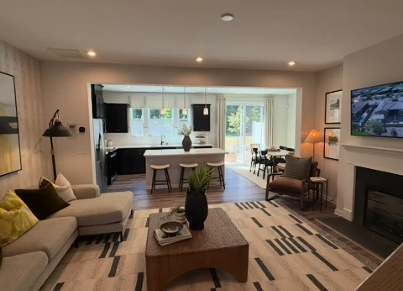3 bed, 2.5 bath, 1742 sqft, $3,000 — Photo 2