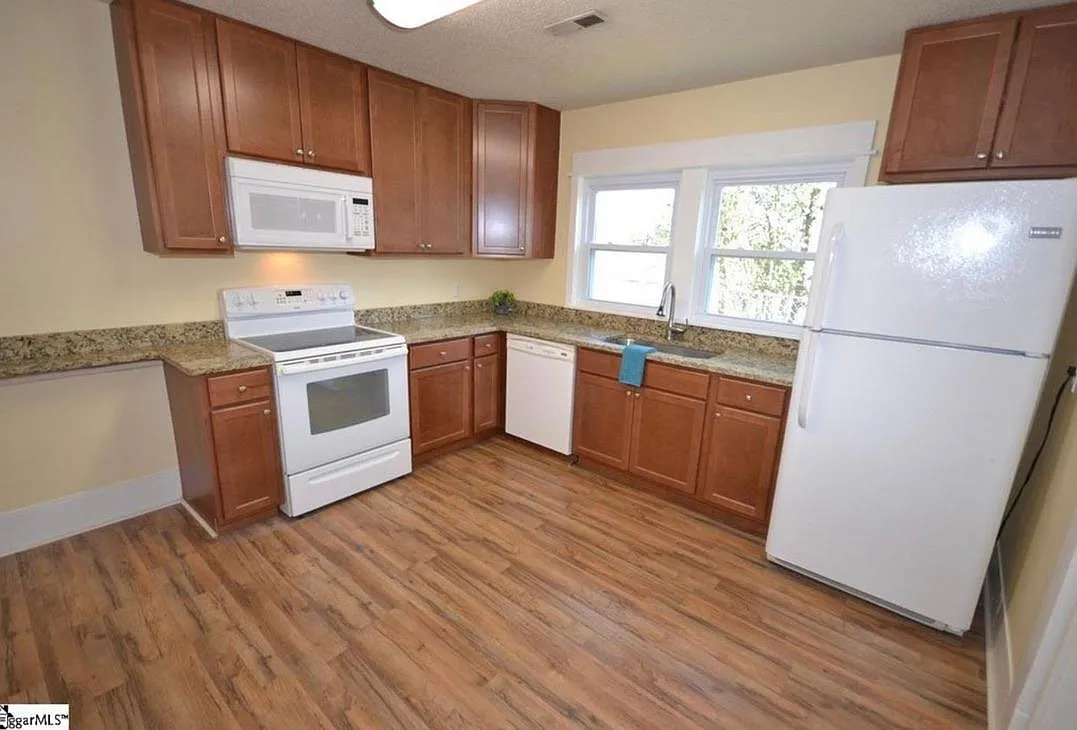 2 bed, 1200 sqft, $1,600 — Photo 3