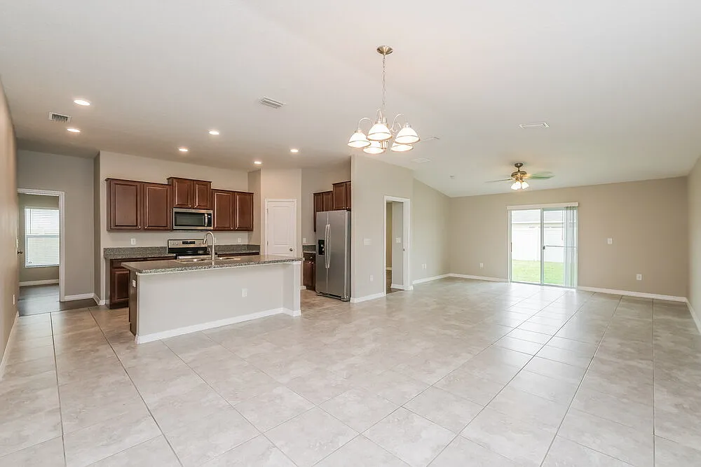 4 bed, 2.0 bath, 1826 sqft, $2,165 — Photo 4