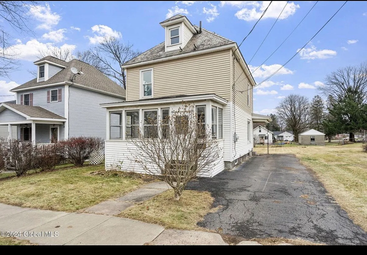 3 bed, 1652 sqft, $2,400 — Photo 1