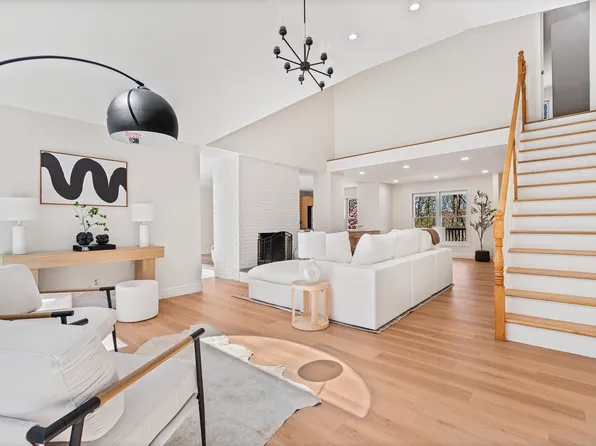 8 Goodsell Road, Hamden, CT 06473