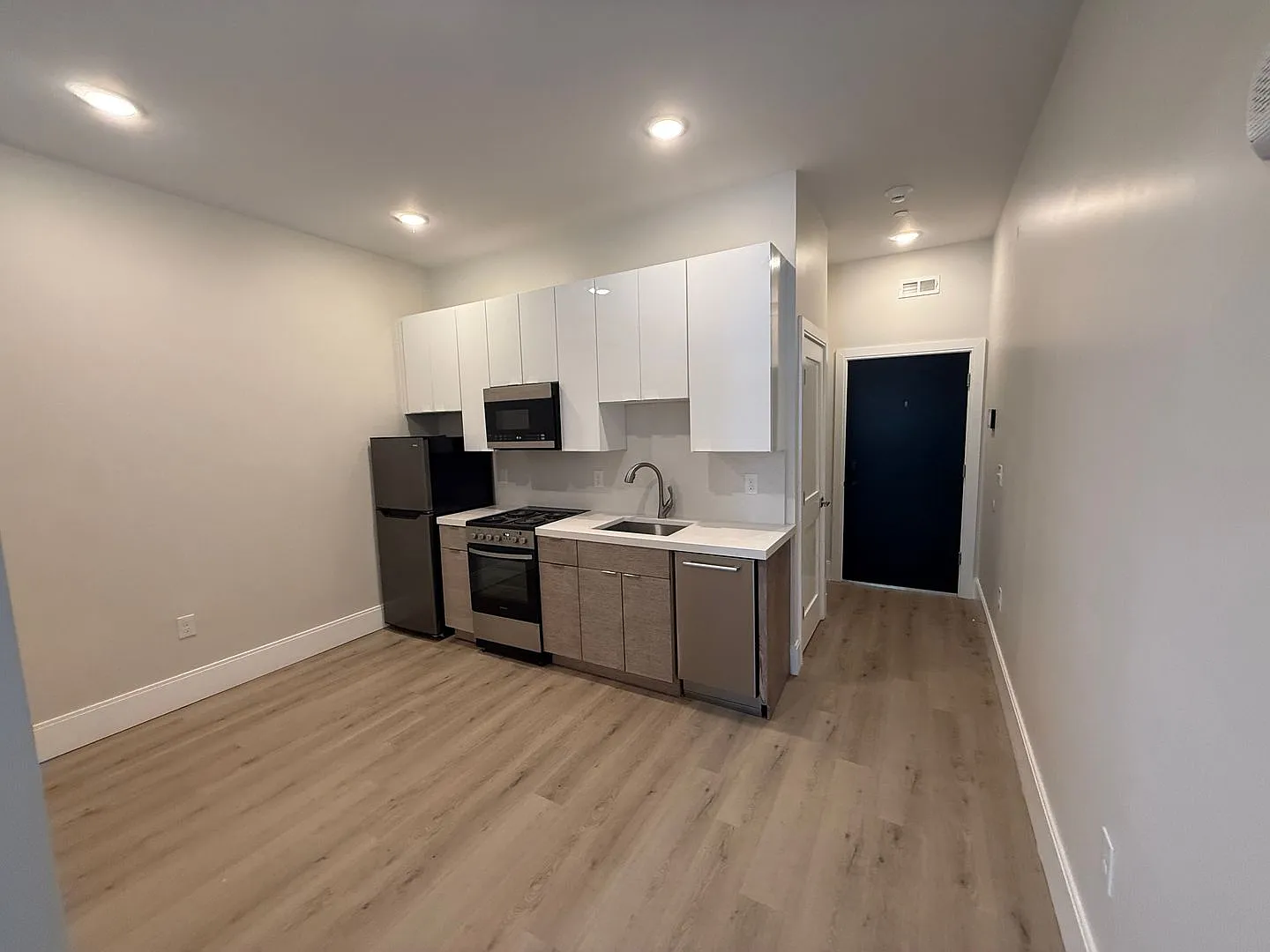 Modern Studio Near Downtown — Photo 1