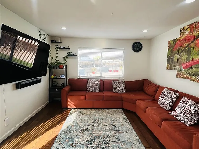 5895 Woodbine Pl — Photo 10