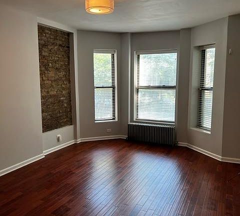2nd image of 1922 W Oakdale Ave #1