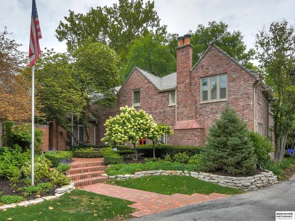 8910 Douglas Ct, Omaha, NE 68114