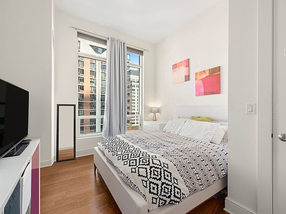 5th image of 250 E 49th St #19B