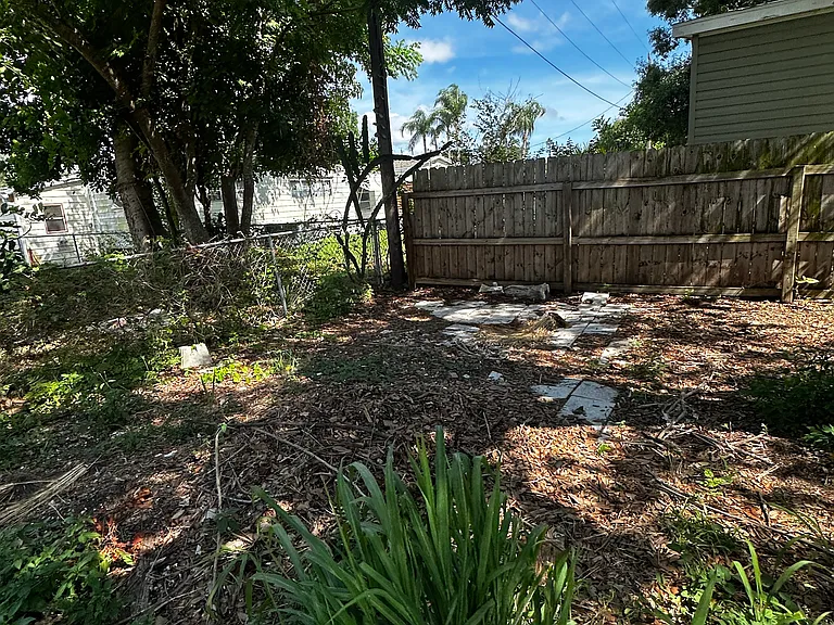 114 Portia St N — Photo 10