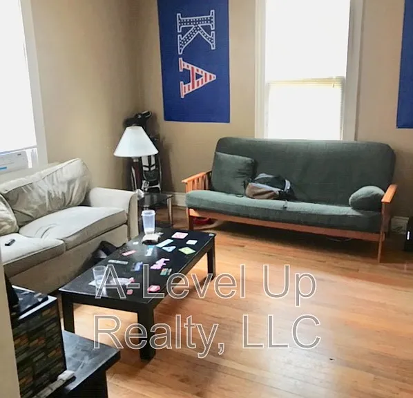 723 E 6th St — Photo 3