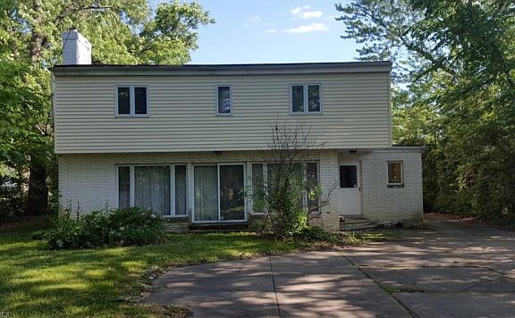 3rd image of 18429 Van Aken Blvd