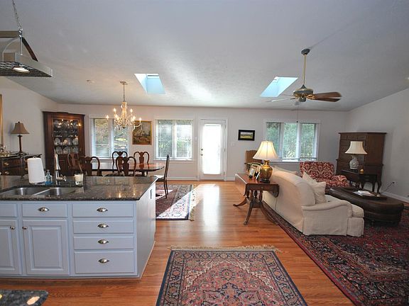 5th image of 306 Saint Paul Dr