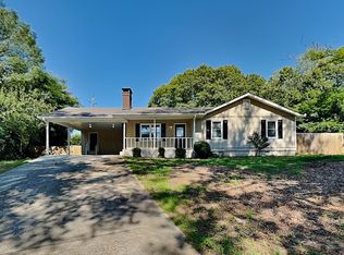 5847 Meadow View Ln, Flowery Branch, GA 30542