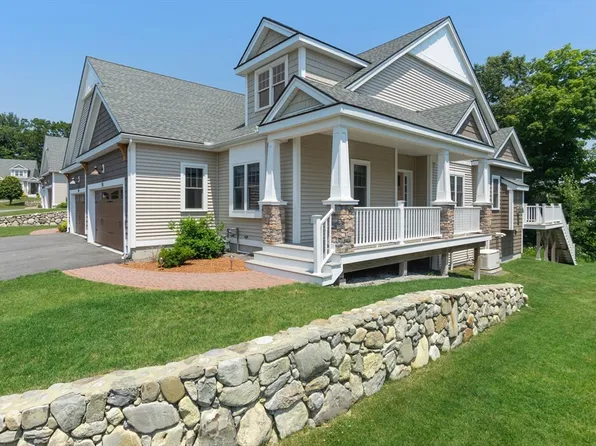 51 Fox Hill Ln #51, Dracut, MA 01826
