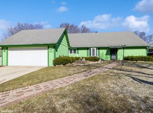 211 Brookside Dr, Elgin, IL 60123