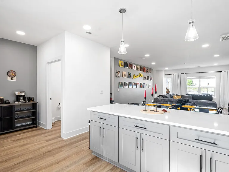 700 N Dupont Ave #322 — Photo 4