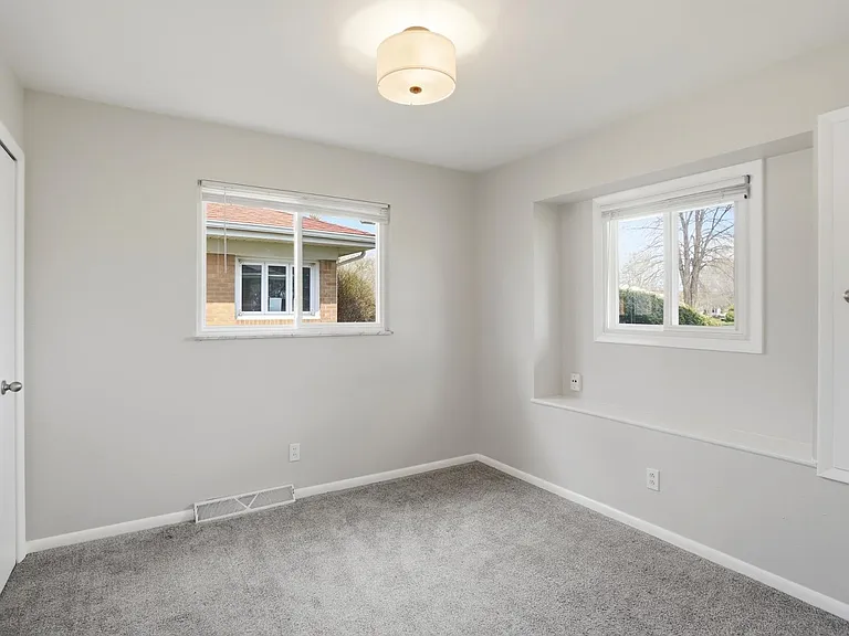 5159 Grosse Point Pkwy — Photo 20