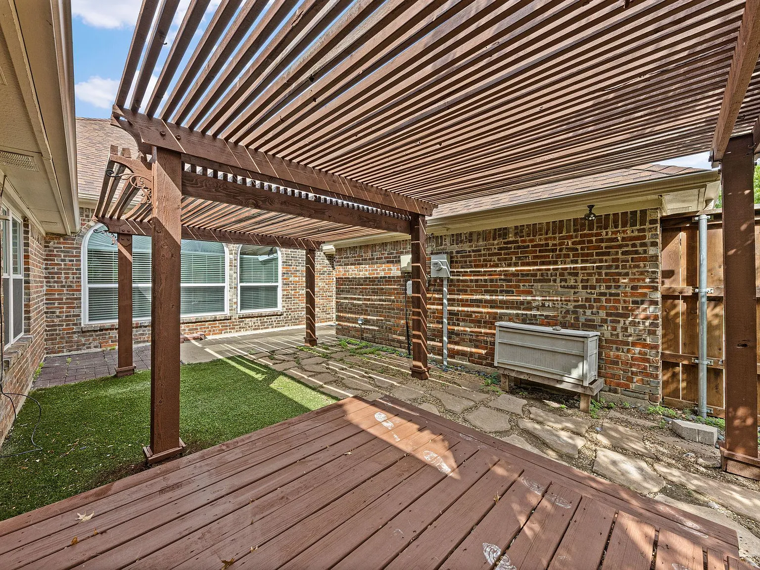 4 bed, 3.0 bath, 2405 sqft, $845 — Photo 4