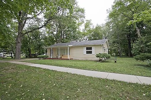 711 Woodlawn Ave photo 1