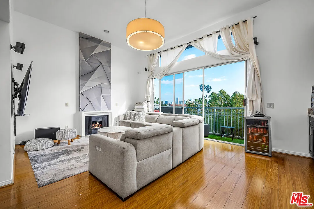 2 bed, 2.0 bath, 1200 sqft, $3,395 — Photo 1