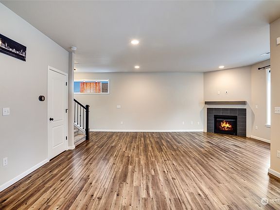 4th image of 3011 Louise Street W