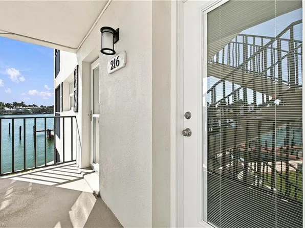 222 Harbour Dr APT 216, Naples, FL 34103