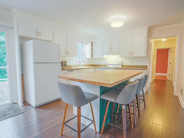 82 Pleasantdale Cir — Photo 13