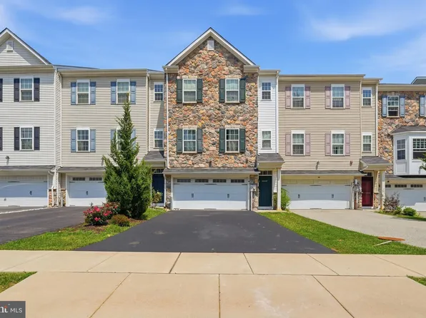141 Graystone Dr, Trevose, PA 19053