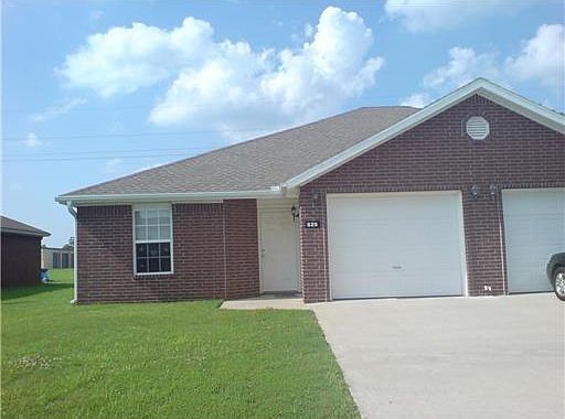 1st image of 829 Meadowlands Dr