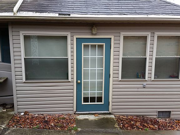 Side entrance into porch