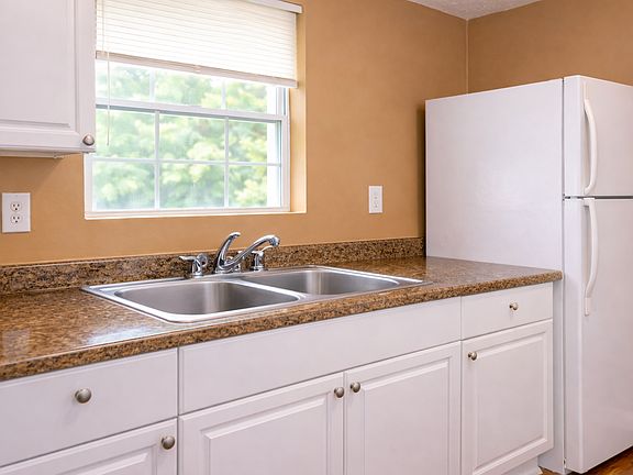 5th image of 305 W Norment Ave