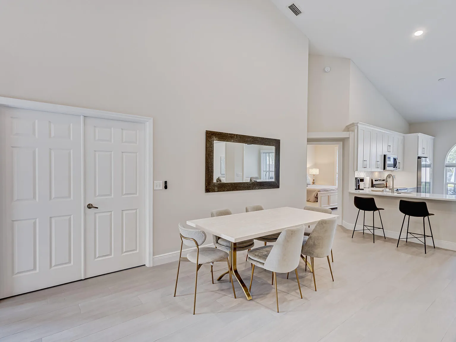 3 bed, 2.0 bath, 1615 sqft, $9,950 — Photo 4