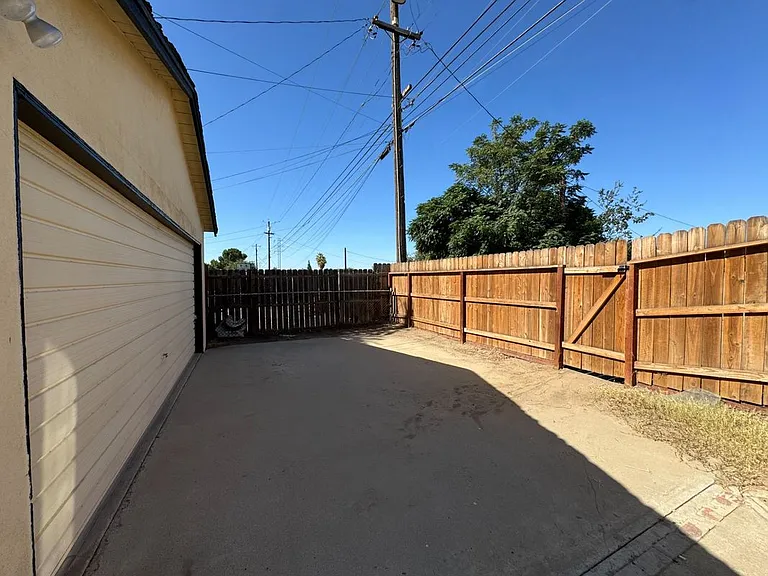 2517 Manor St — Photo 8