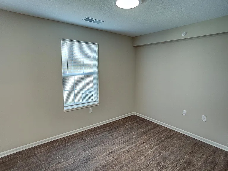 McKay Manor — Photo 18