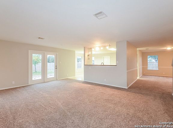 3rd image of 863 Pinehurst Dr