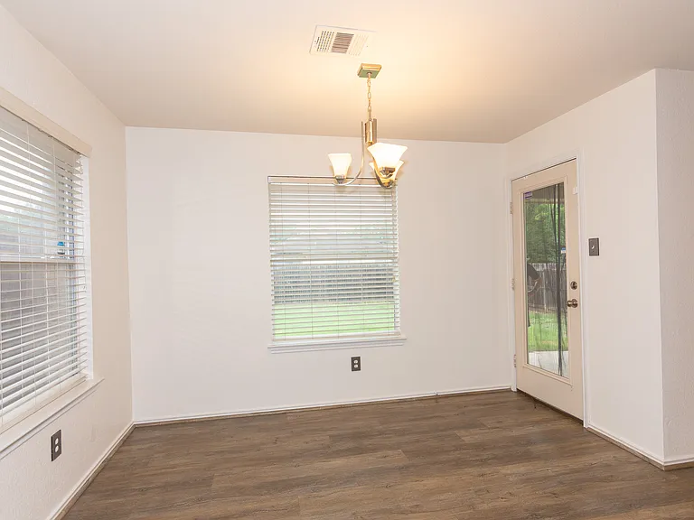 913 Coronation Way — Photo 11
