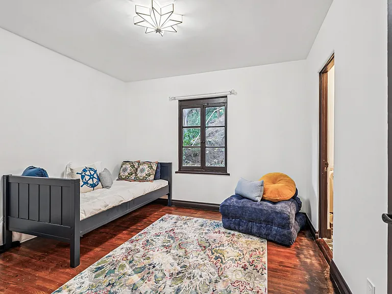 8718 Crescent Dr — Photo 5