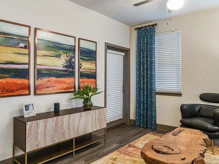 Centre Pointe Apartments — Photo 8