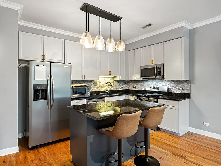 1435 W Addison St #2 — Photo 3