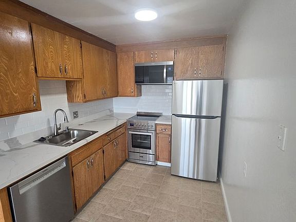 3rd image of 527 N Amphlett Blvd APT 7