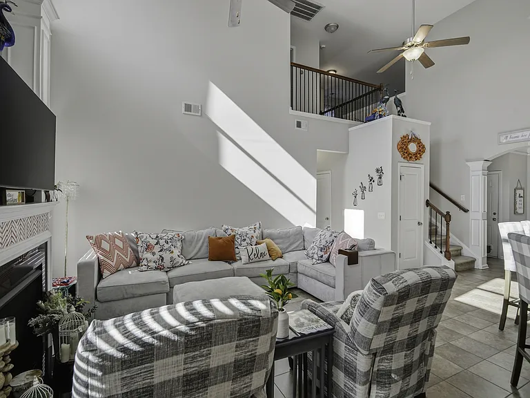 225 Urbano Ln — Photo 17