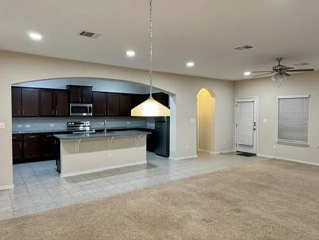 3 bed, 2.0 bath, 1821 sqft, $2,075 — Photo 4