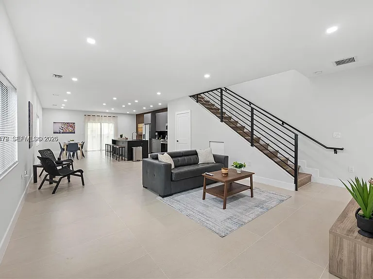 1121 NW 25th St — Photo 2