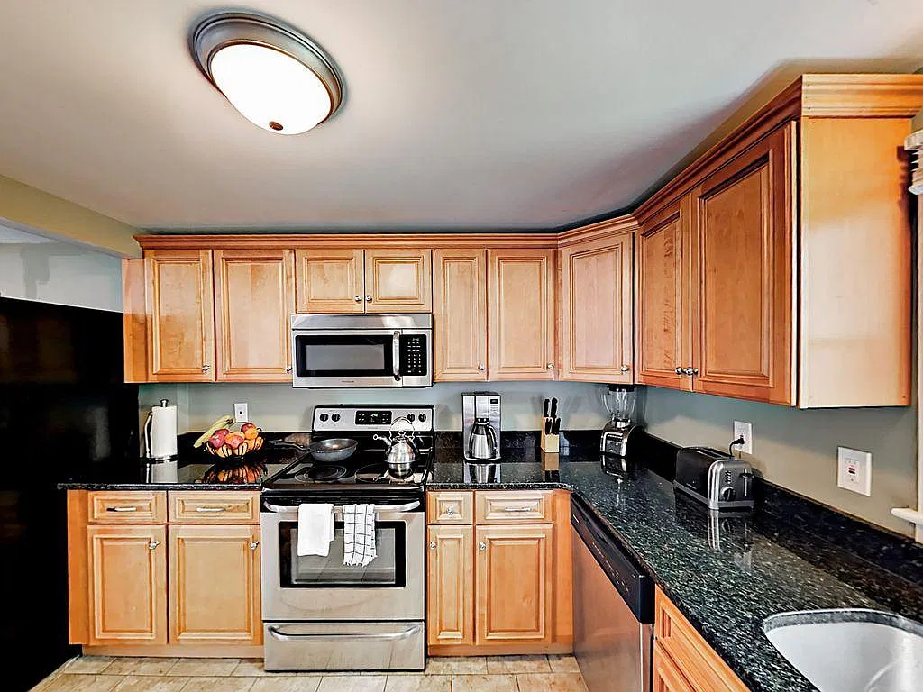 4 bed, 2.5 bath, 2138 sqft, $3,400 — Photo 3