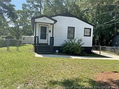 3 bed, 1.0 bath, 864 sqft, $1,300 — Photo 1