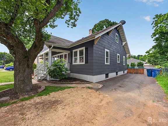 3rd image of 119 Maple Pl